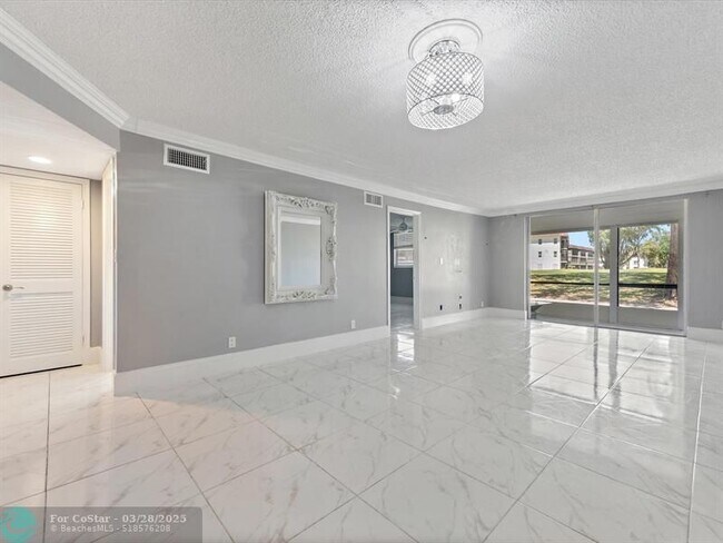 Building Photo - 371 S Hollybrook Dr
