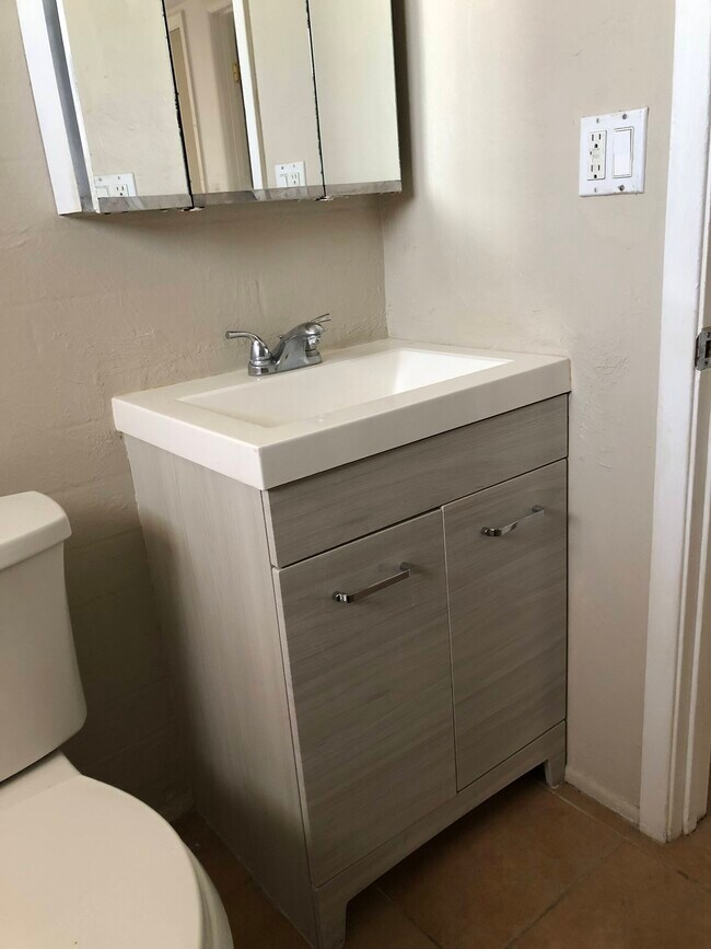 Building Photo - 2554 N Park Ave