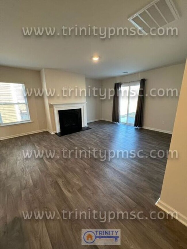 Building Photo - LOOK AT THIS BEAUTY!