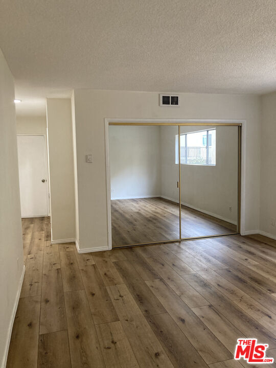 Building Photo - 1418 S Bentley Ave
