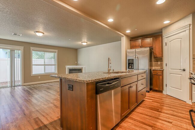 Building Photo - Centrally Located 4 Bedroom Townhome with Attached Garage & AC