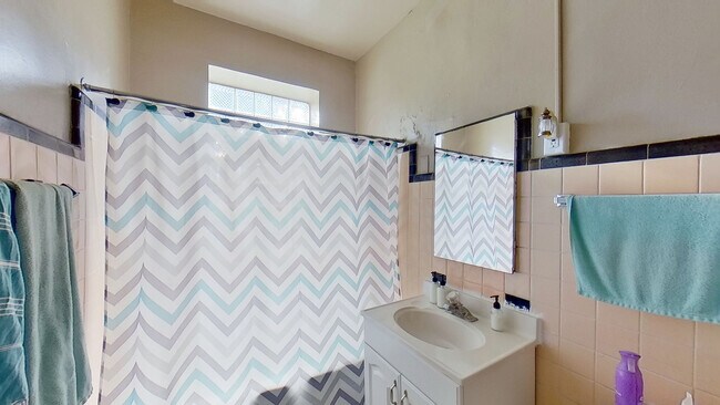 Building Photo - 801 Monroe St