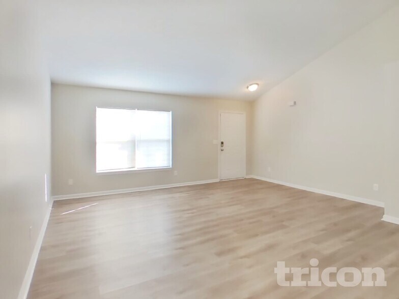 Building Photo - 911 Pine Ridge Way