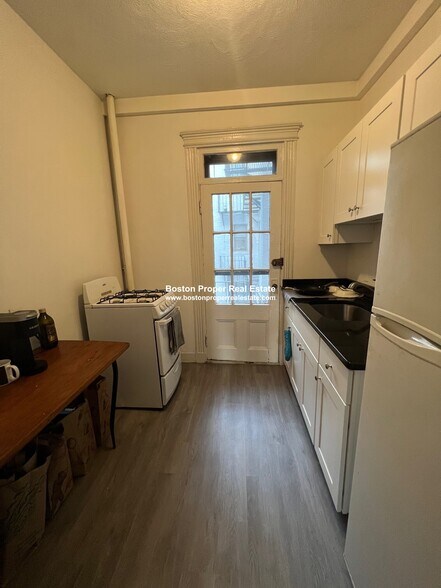 Building Photo - 60 Charlesgate E