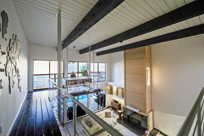 Building Photo - 2117 1/2 Hazard St