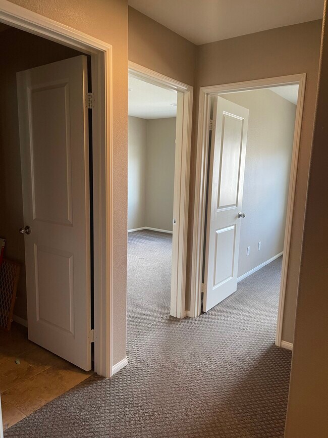 Building Photo - Lacroix Ave