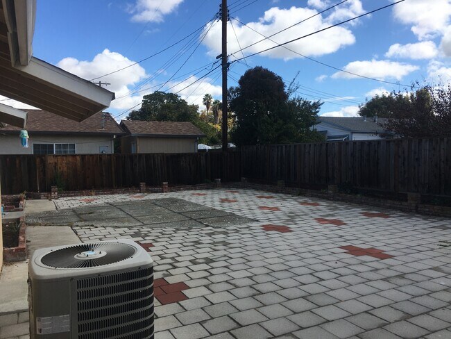 Building Photo - 1822 Eisenhower Dr