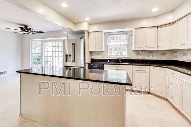Building Photo - 1718 Crestview Dr