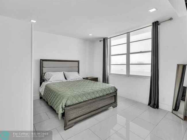Building Photo - 3725 S Ocean Dr