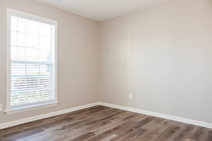 Building Photo - 2214 Pleasant Dale Dr