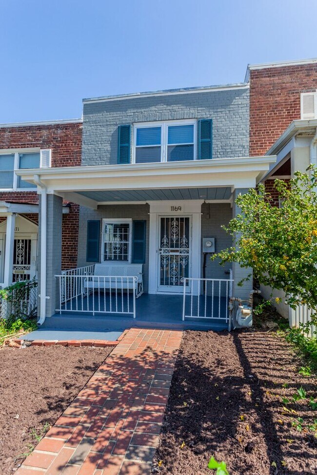 Building Photo - Trinidad Rowhome | 2 Bed | 1 Bath | 800 Sf | Large Fenced-In Front Porch & Fenced-in Backyard | 2...