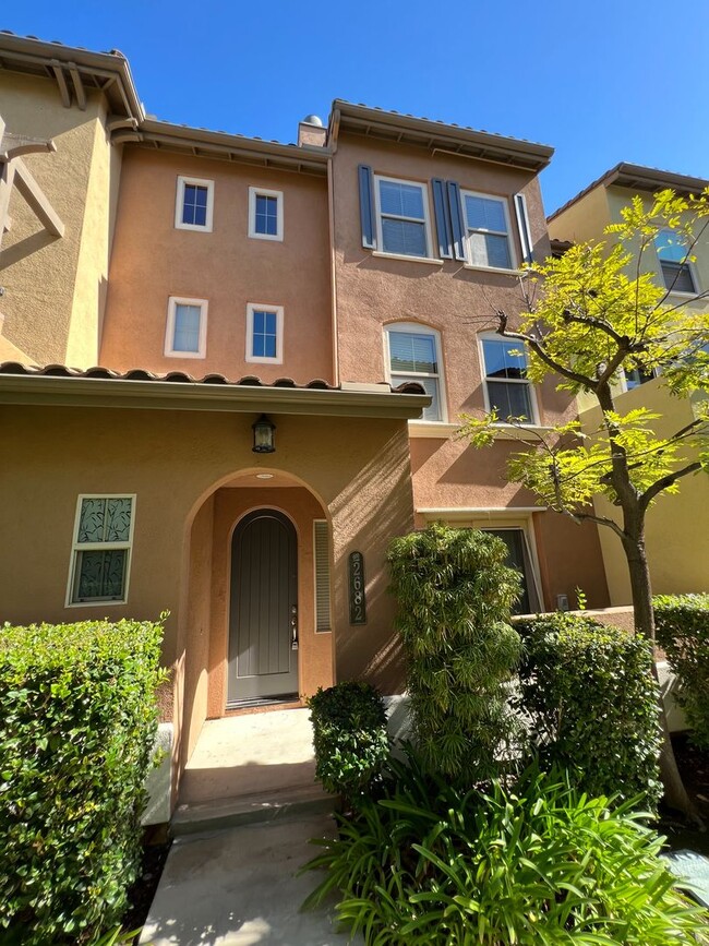 Building Photo - Luxury Tri-Level Townhome – Terraces at Es...