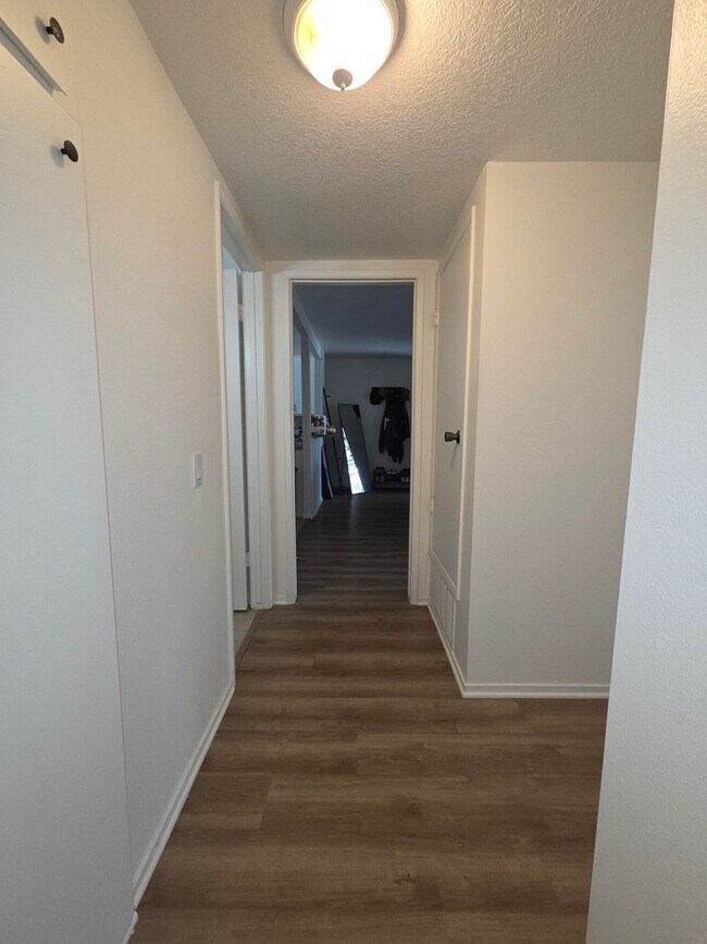 Building Photo - Spacious 2 Bedroom 2 Bath Upstairs Condominium