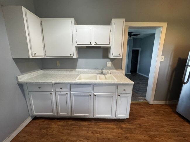 Building Photo - Fountain Square 2 Bed 1 Bath with large backyard.