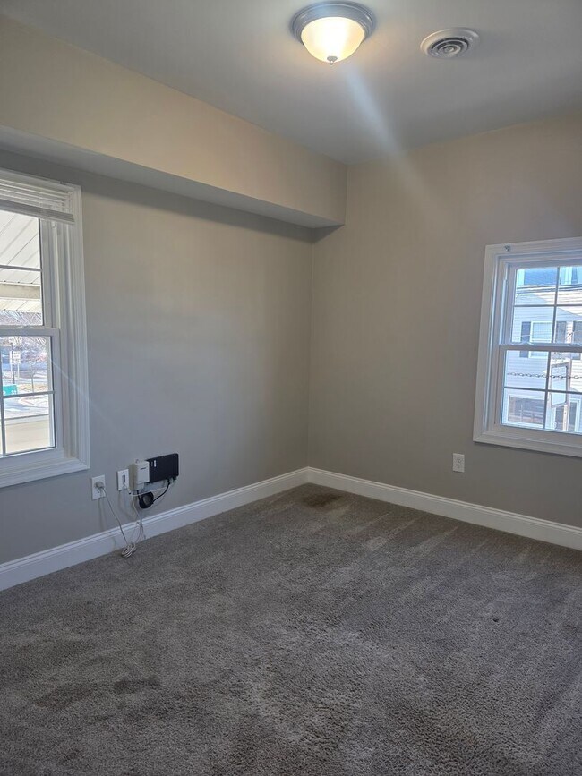 Building Photo - 2nd floor Apartment in Townsend