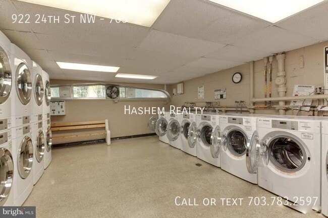 Building Photo - 922 24th St NW