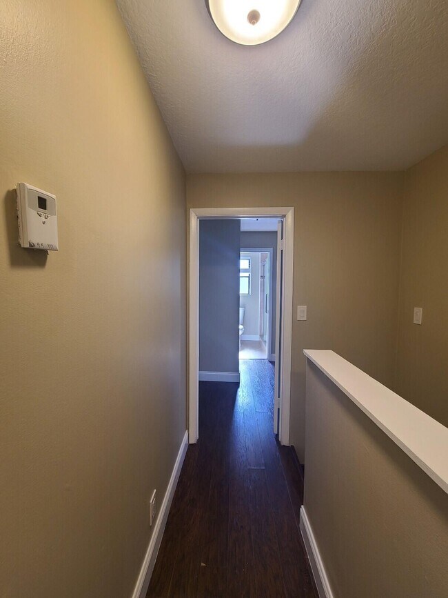 Building Photo - 3201 Bayview Dr