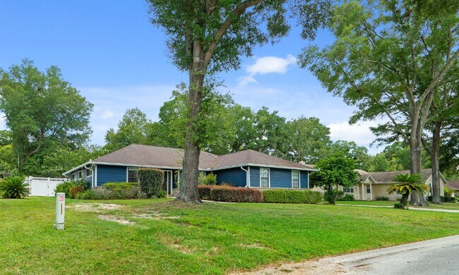 Building Photo - **Available February 2026***Welcome Home :: 3/2 with oversized fenced backyard in Indian Pines!