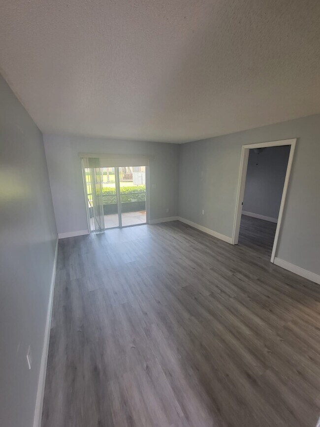 Building Photo - 1000 Lake of the Woods Blvd