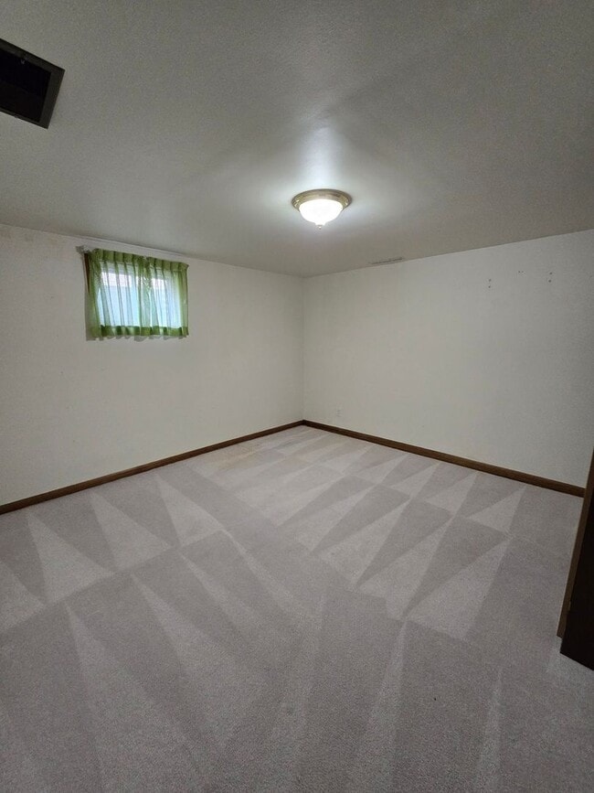 Building Photo - Eastside 4 BD w/garage