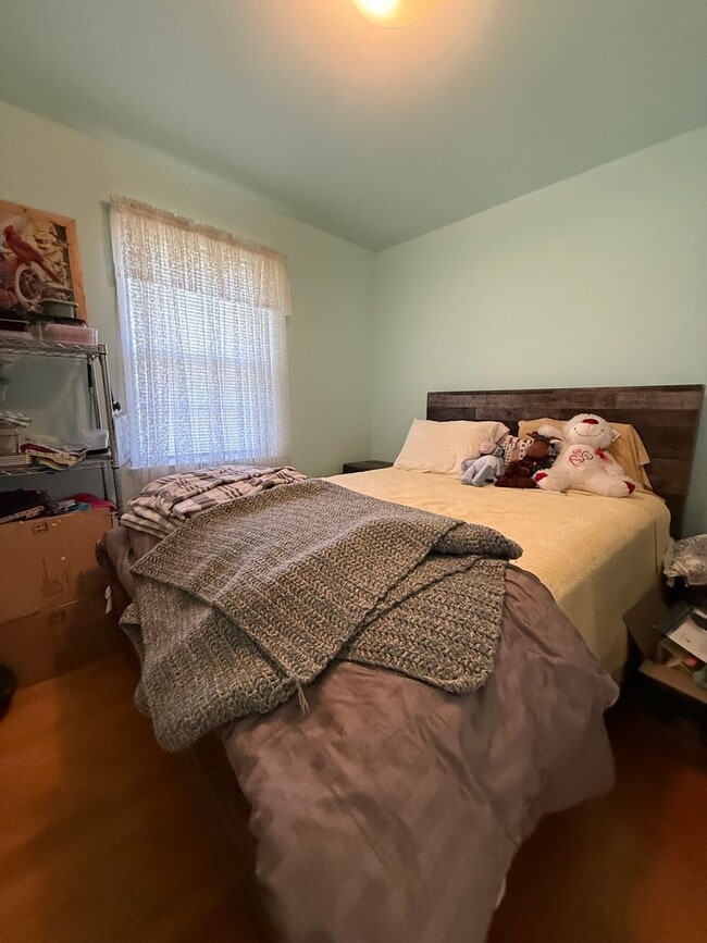 Building Photo - 3 bedrooms- 1.5 bath home