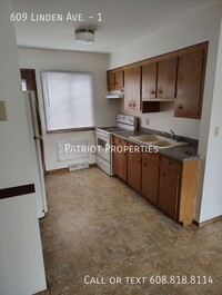 Building Photo - 2 Bedroom/ 1 Bathroom in Hartford, WI