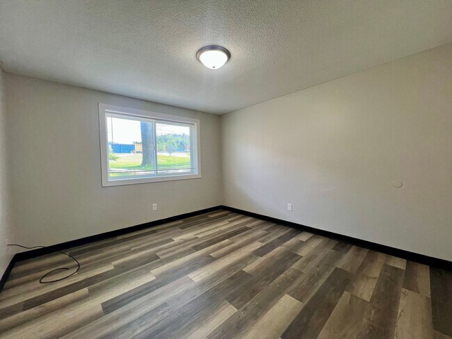 Building Photo - 2 Bed 1.5 Bath Apartment for rent!