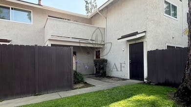 Building Photo - 3054 Gladstone St