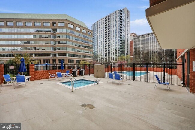 Building Photo - 1001 N Randolph St