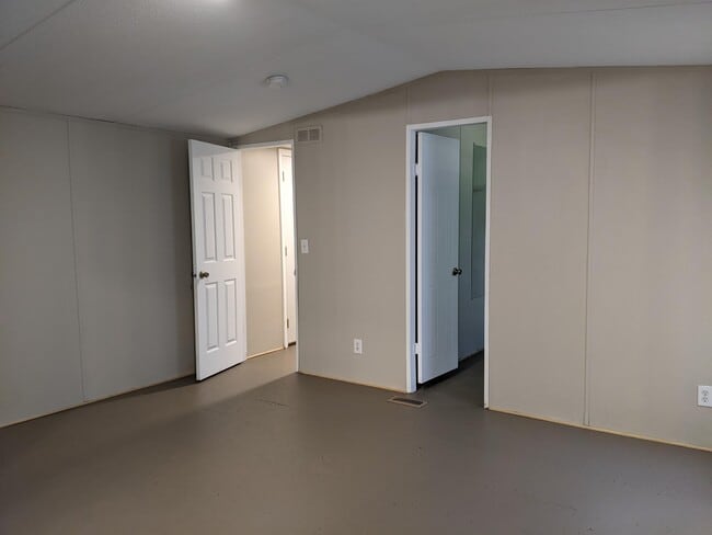 Building Photo - 415 Green Oak Rd
