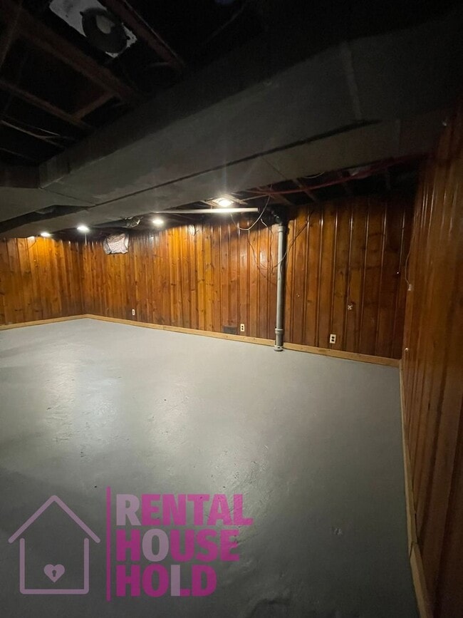 Building Photo - ~ 3 BEDROOM 1.5 BATH~ FREE PRE-SCREEN