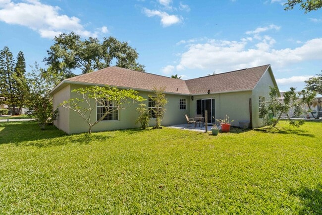 Building Photo - 1007 Jacaranda Cir