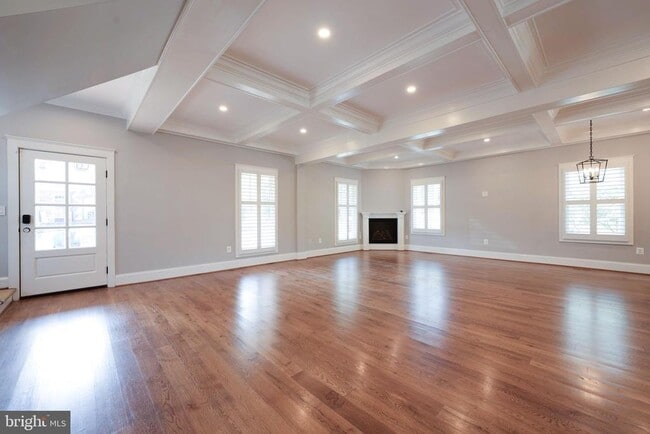 Building Photo - 2314 N Kenmore St