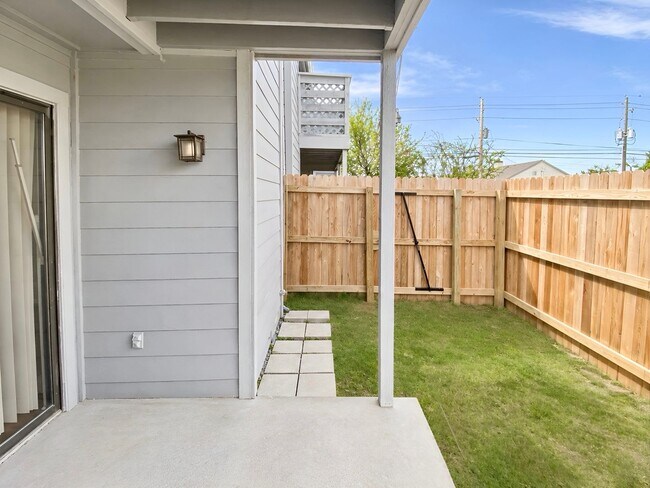 Building Photo - Charming 2 Bed / 1.5 Bath Townhome in Jenks – Great Location!