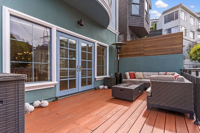 Building Photo - 2 Bed, 2 Bath, 2 Car Parking - Stunning Co...