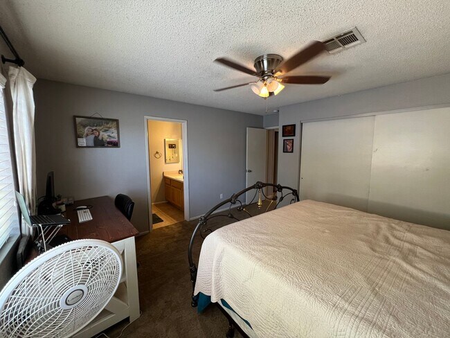 Building Photo - 4 BEDROOM HOME CLOSE TO SCHOOLS!