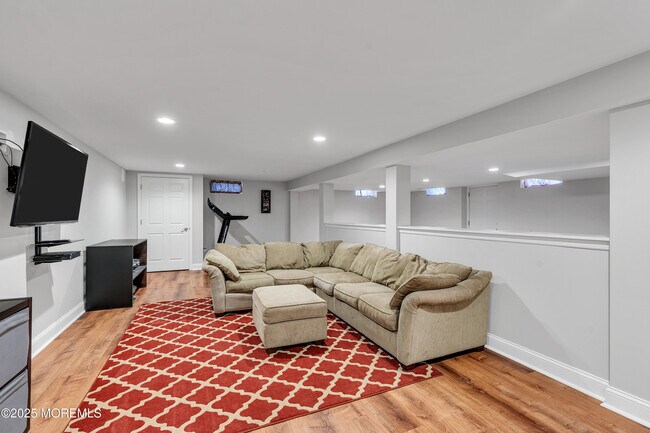 Building Photo - 17 Acorn Dr