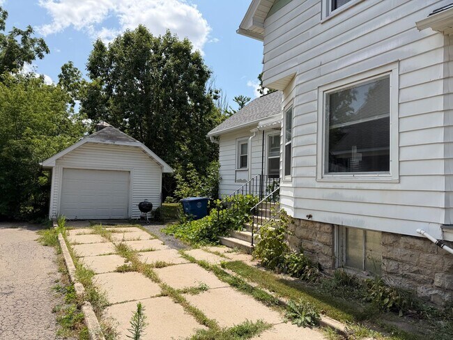 Building Photo - 4 Bedroom House in Oshkosh