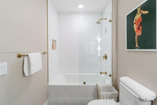 Building Photo - 601 NE 1st Ave