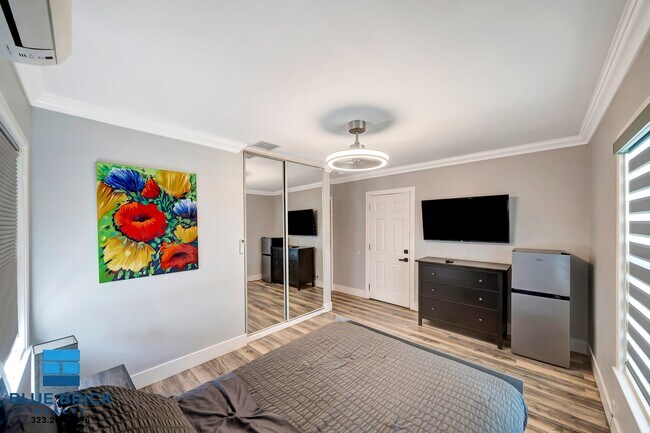 Building Photo - 5839 Vanalden Ave