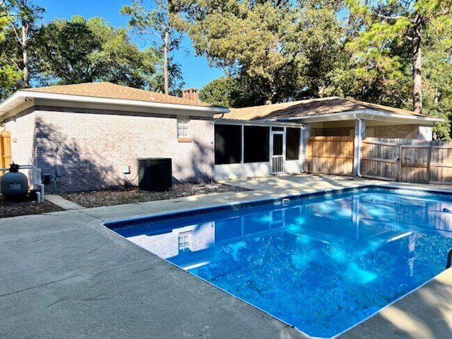 Building Photo - Corner Lot Brick Huntleigh Woods