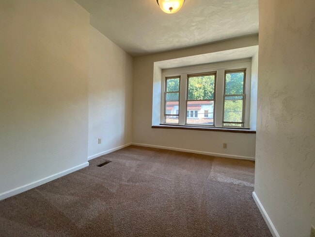 Building Photo - Rarely Available Four Bedroom in Squirrel Hill! Fully Equipped Kitchen! Call Today!