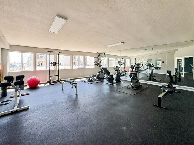 Building Photo - Beautiful Furnished 1 Bedroom, 1.5 Bath Co...