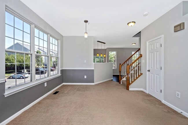 Building Photo - Fantastic End Unit Townhouse For Lease