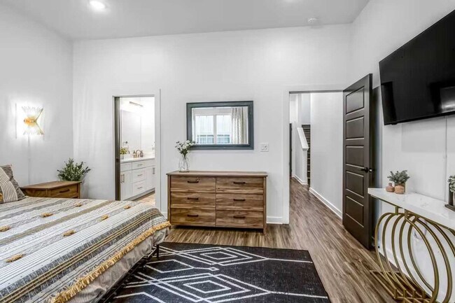 Building Photo - 738 Douglas Ave