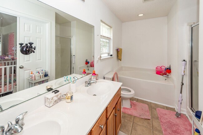 Building Photo - 5 Bedroom 3 Bath Home in Moss Grove Planta...