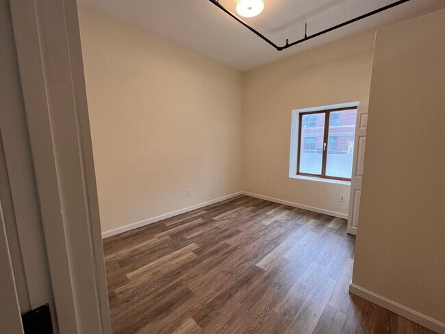 Building Photo - 30 Cross St