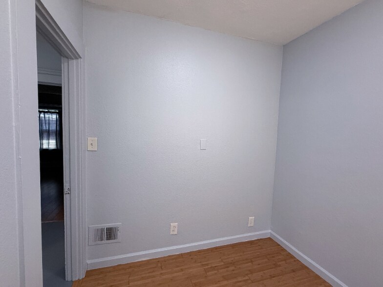 Building Photo - 4630 Melrose Ave