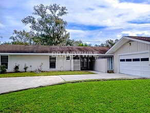 Building Photo - 6222 Elm Square E