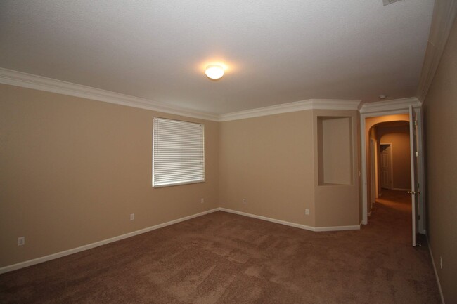 Building Photo - 4 bedroom, 2 bathroom home in Plumas Lake